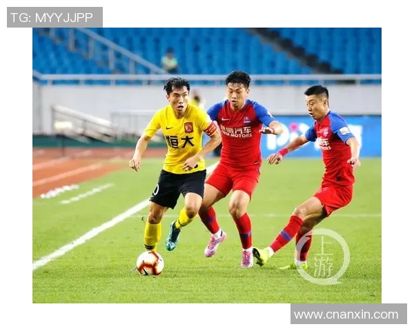 广州恒大主场迎战重庆当代争夺中超联赛关键三分的激烈对决